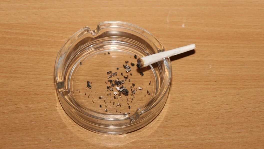 Cananbis rauchen – verglimmter Joint im Aschenbecher