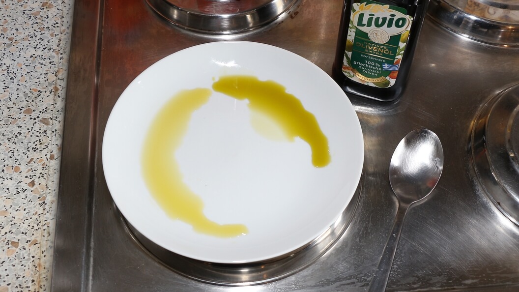 Teller mit hellem Olivenöl und dunklerem CBD Olivenöl