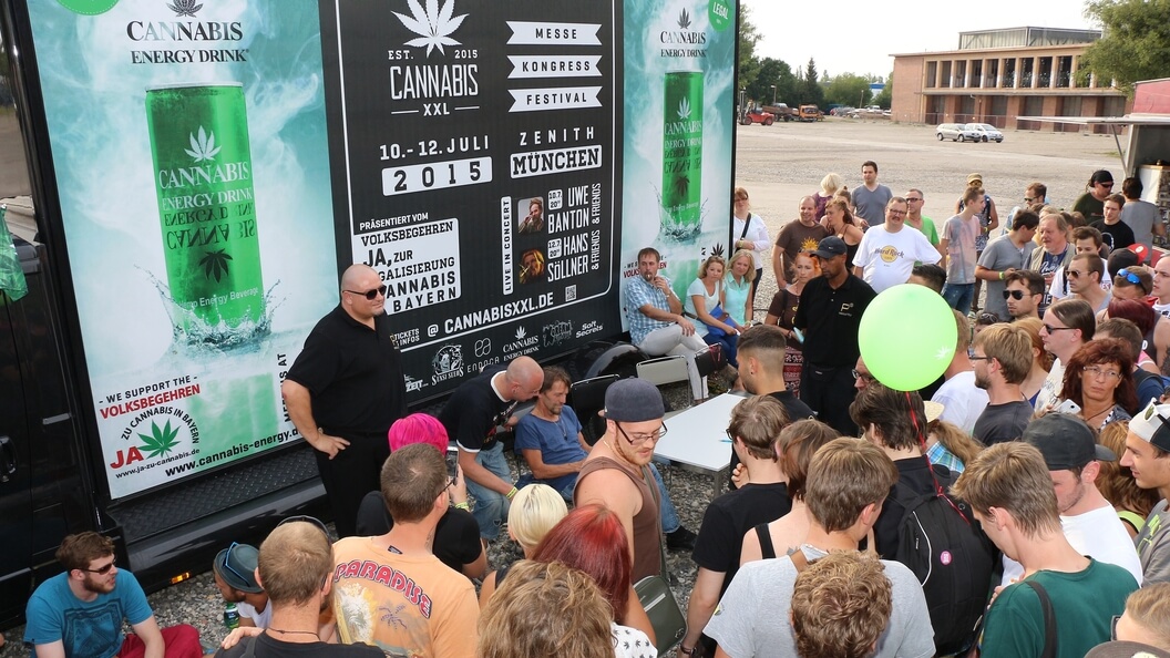 Hans Söllner gibt Autogramme auf der Cannabis XXL 2015