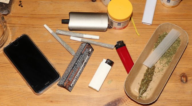 Vaporizer, Joints und Marihuana liegen auf dem Tisch
