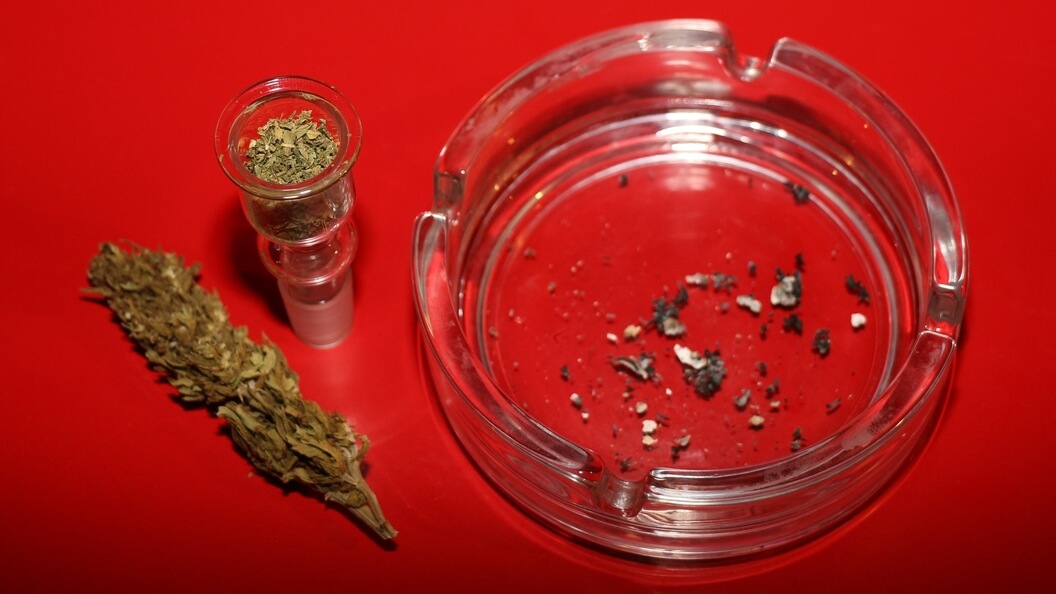 Marihuana fertig gestopft zum Bongrauchen – auch ohne Freigabe von Cannabis!