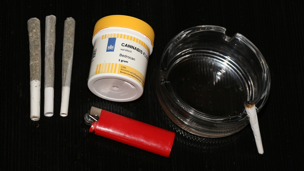 Drei Joints neben einer Bedrocan-Dose und Aschenbecher