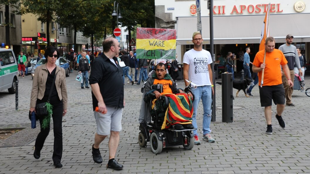 Lobby für Hanf: Rollstuhlfahrer auf der Cannabis Demo Dampfparade
